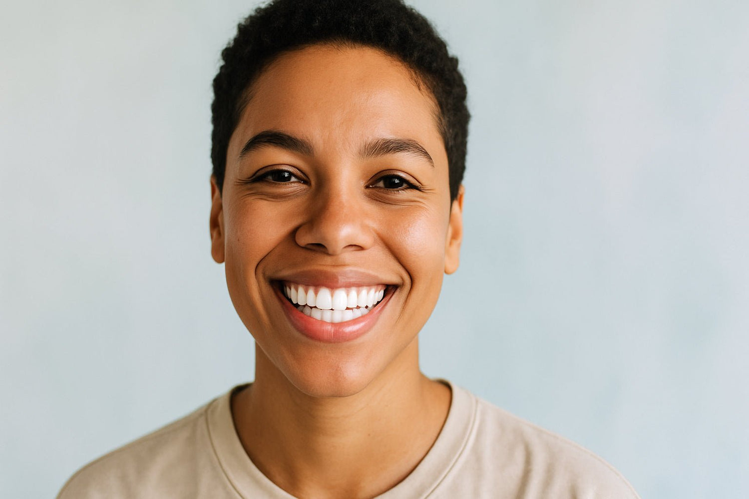 Comment blanchir ses dents naturellement : 14 astuces efficaces en 2026 - Smile Addict