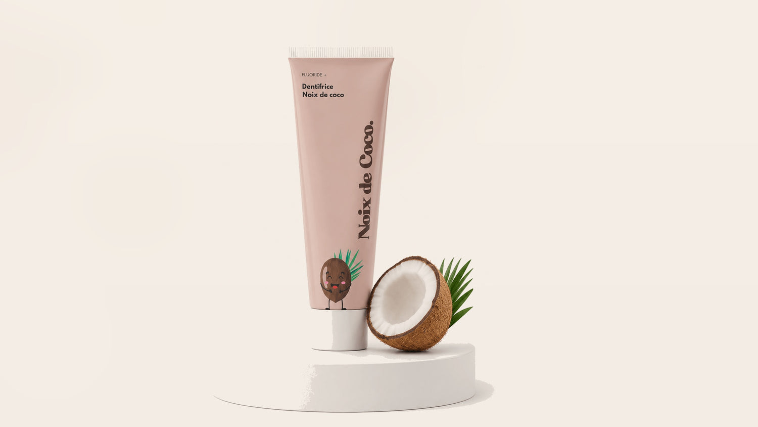Dentifrice Saveur Noix de Coco Smile Addict, tube sur podium