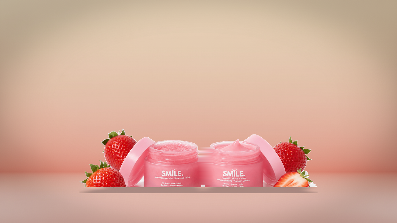 Duo Soin Lèvres Luxe Smile Addict, gommage et masque hydratant, pots roses ouverts avec fraises