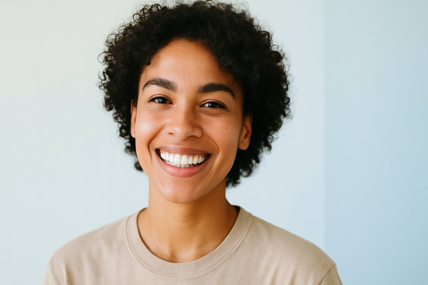 Blanchiment dentaire à la maison : méthodes, remèdes naturels et conseils 2026 - Smile Addict