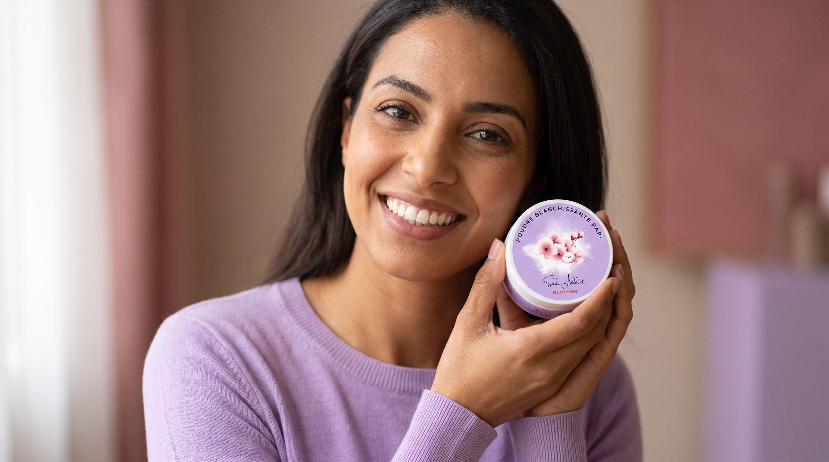 Femme souriante tenant la poudre blanchissante PAP+ Blossom Smile Addict