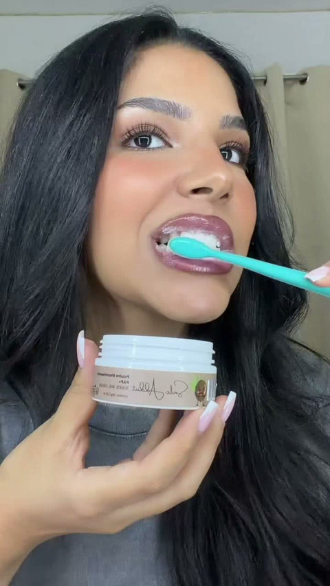 Aperçu de la vidéo : Vidéo : une routine à la noix de coco avec la poudre, le dentifrice et les bandes Smile Addict, 11 secondes, avec voix off et sous-titres.