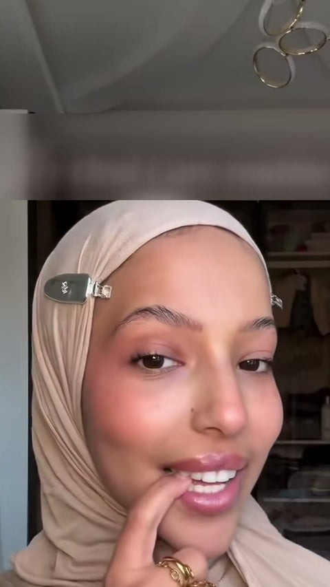 Aperçu de la vidéo : Vidéo : la mousse V34 se pose en bouche pendant une minute, correction optique de la teinte immédiate et temporaire, 8 secondes.
