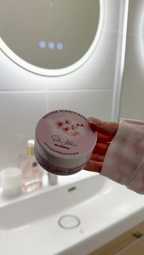Aperçu de la vidéo : Vidéo : routine poudre PAP+ et bandes fleur de cerisier, produits seuls, 10 secondes.