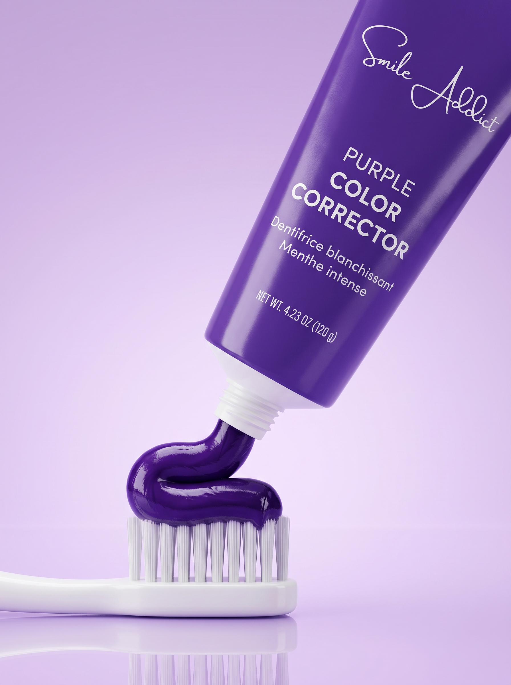 Gros plan sur le dentifrice violet V34 Smile Addict déposé sur une brosse à dents